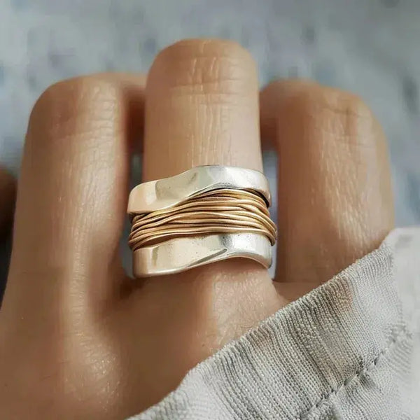 Anillo estrecho de dos tonos con una fina espiral que brilla con la luz