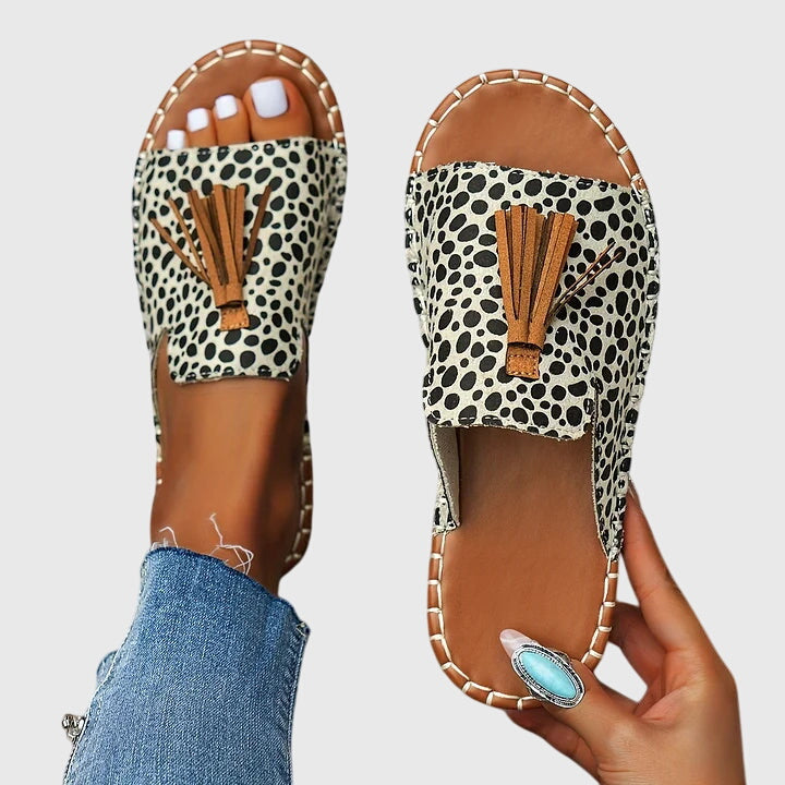 Sandalia plana estampada con flecos para mujer