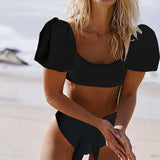 Conjunto de bikini blanco elegante con corte femenino