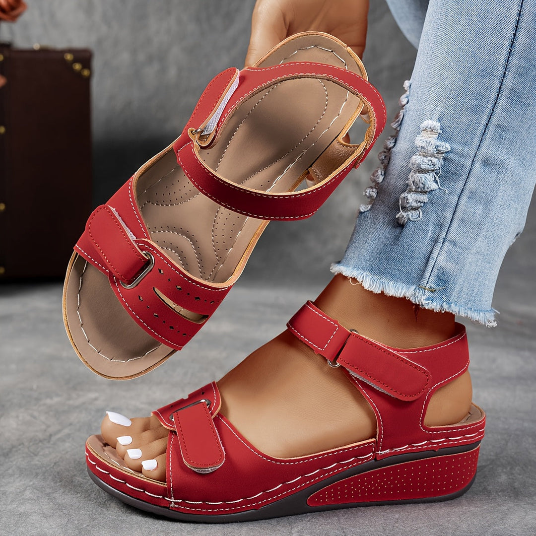 Sandalia de cuña con tres tiras de velcro para mujer