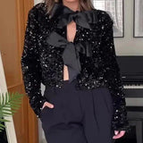 Chaqueta Elegante Brillante con Detalles de Pajarita Negra