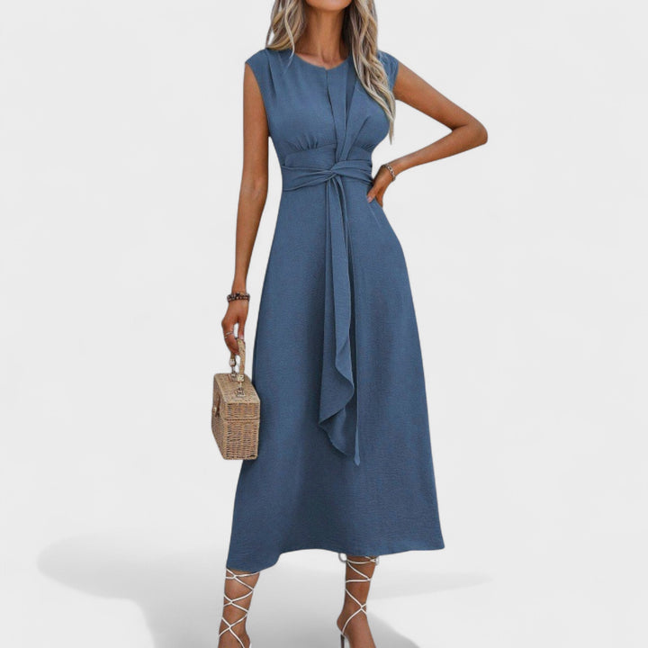 Emilia - Chic Sleeveless Maxi Dress Featuring a Round Neckline