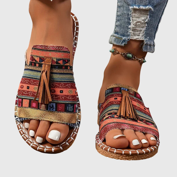 Sandalia plana estampada con flecos para mujer