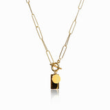 Collar dorado con cierre rectangular