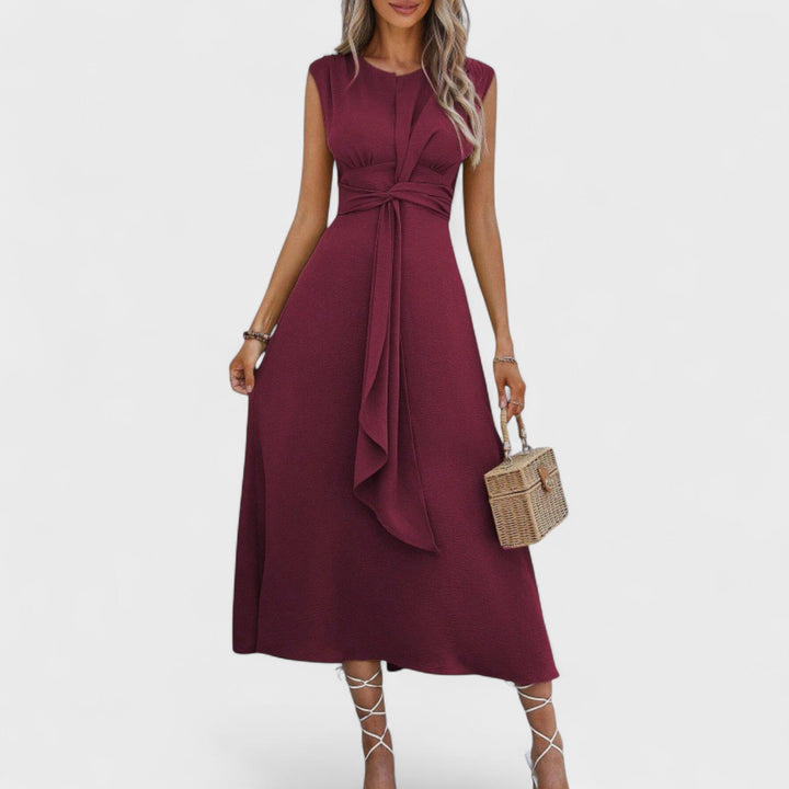 Emilia - Chic Sleeveless Maxi Dress Featuring a Round Neckline