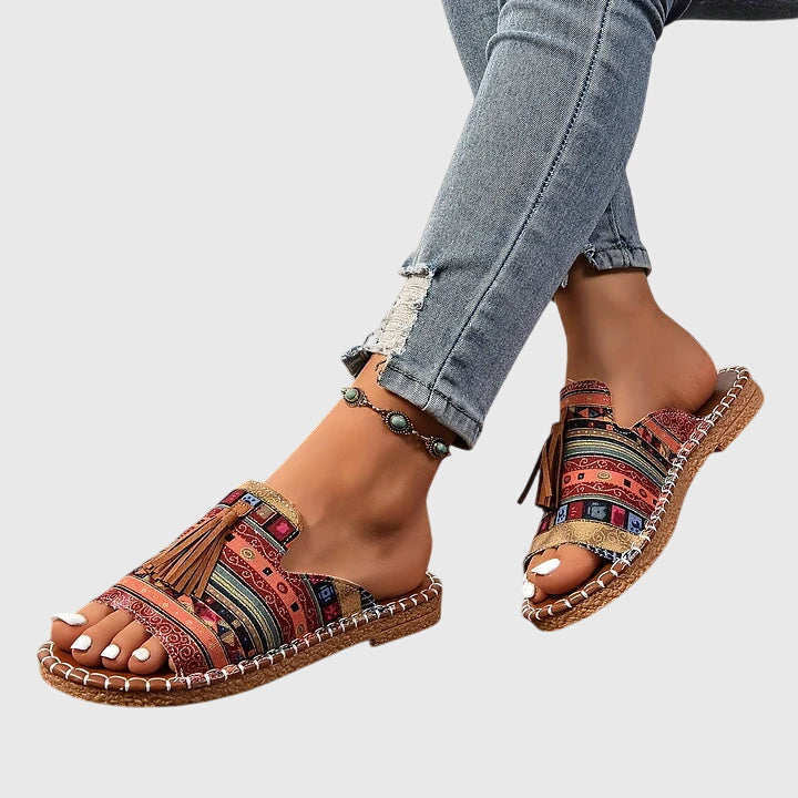 Sandalia plana estampada con flecos para mujer