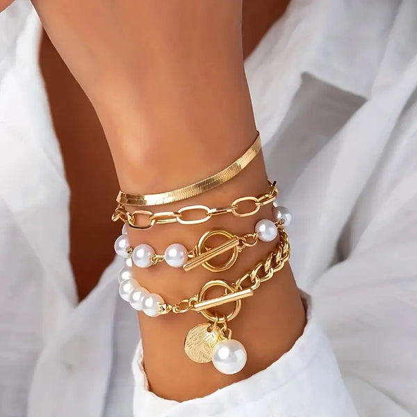 Conjunto de pulseras superpuestas con perlas, eslabones y colgantes
