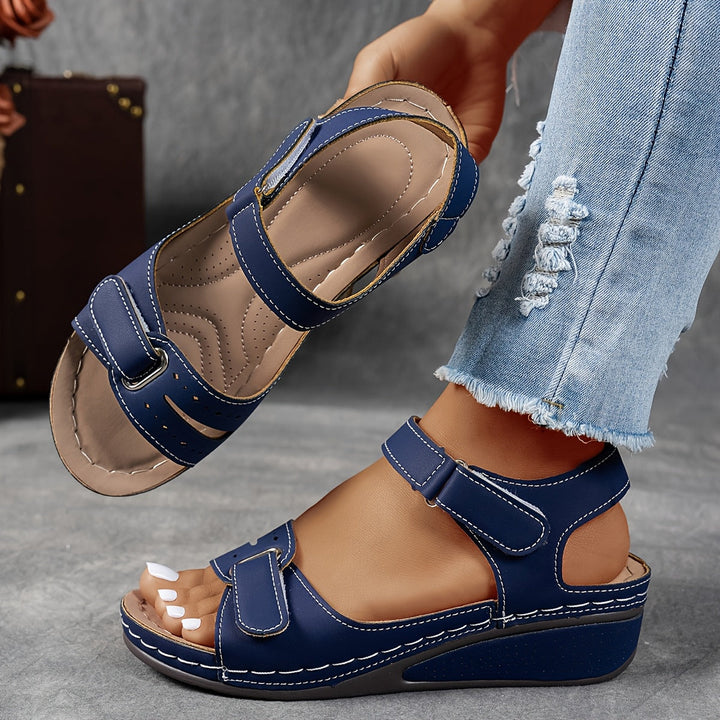 Sandalia de cuña con tres tiras de velcro para mujer