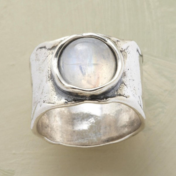 Anillo ancho boho con piedra de brillo lechoso