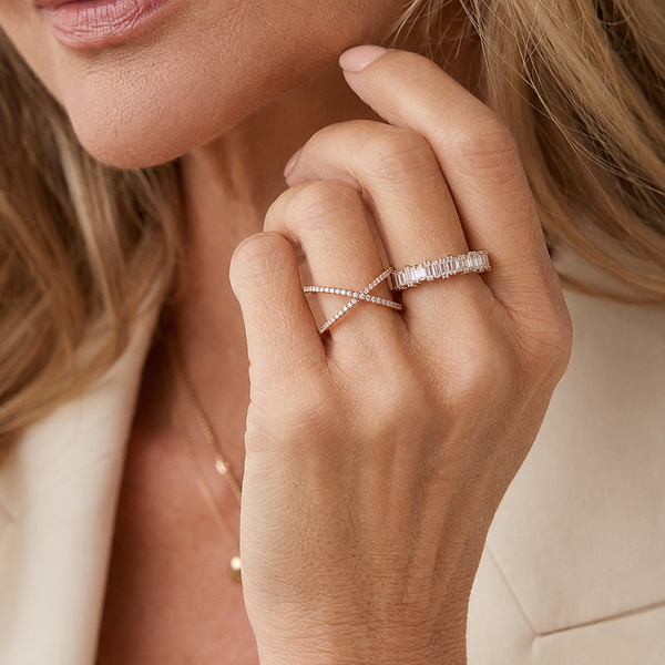 Anillo con dos bandas cruzadas cubiertas de circonitas