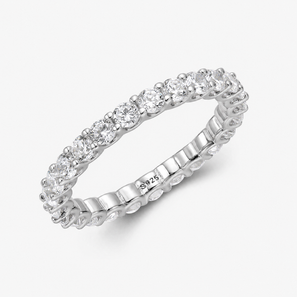 Anillo con circonitas grandes engastadas en toda la circunferencia