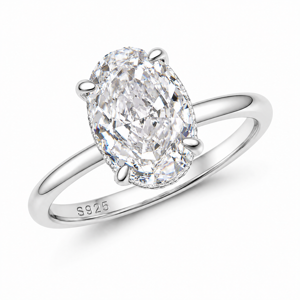 Anillo solitario con circonita ovalada grande sobre aro liso