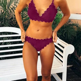 Conjunto de Bikini Negro Escultural con Bordes Ondulados