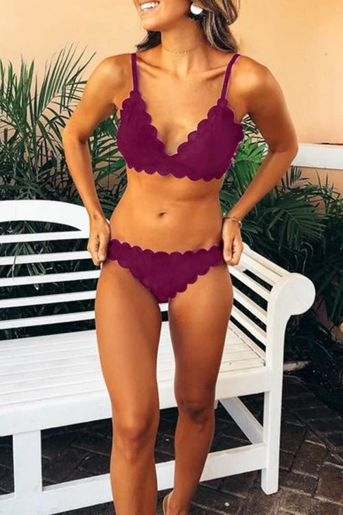 Conjunto de Bikini Negro Escultural con Bordes Ondulados