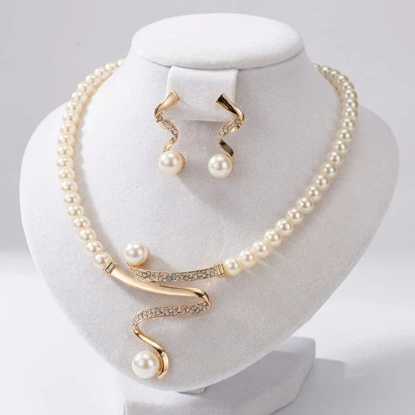 Conjunto de collar y pendientes de perlas sobre un soporte claro