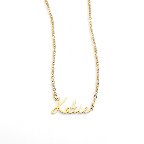 Collar con nombre escrito en letra cursiva, cadena fina