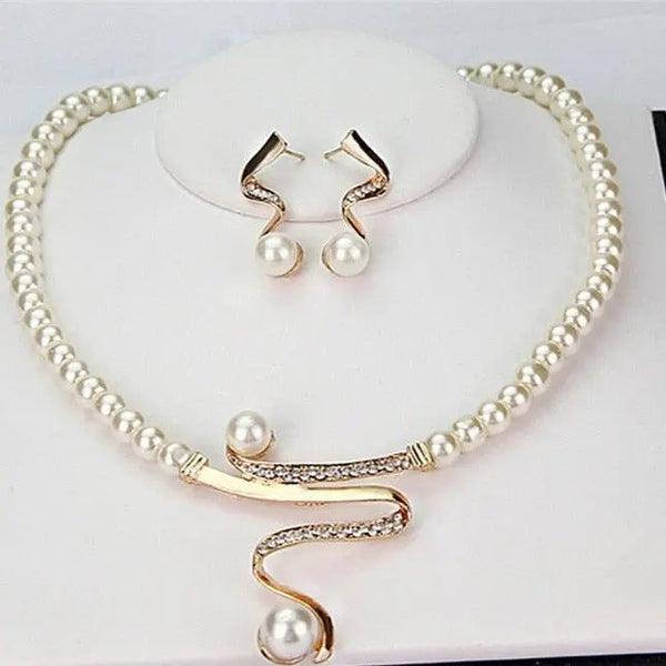 Conjunto de collar y pendientes con perlas sobre soporte