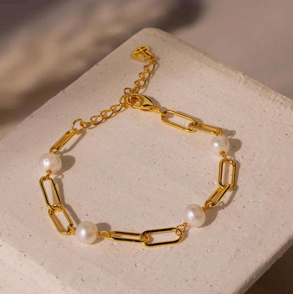 Pulsera de eslabones rectangulares alternados con perlas blancas