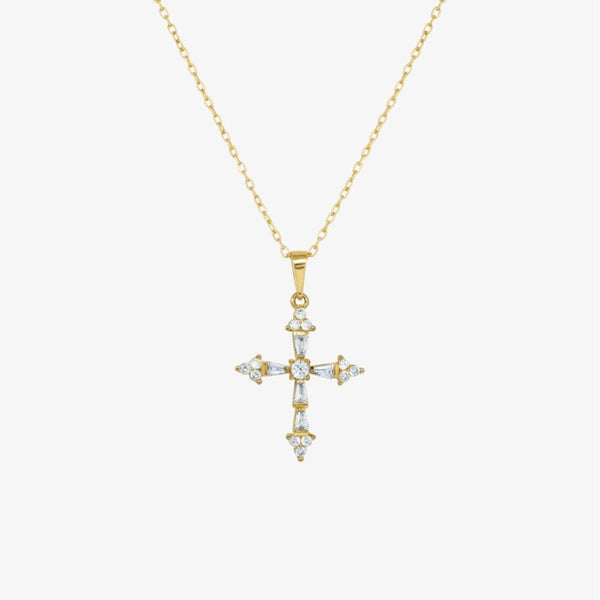 Collar de cadena fina en acabado dorado con colgante de cruz cuajado de piedras pequeñas y transparentes