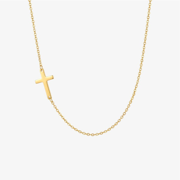 Collar de cadena fina dorada con una cruz lisa colocada de lado, tumbada sobre la propia cadena y desplazada del centro