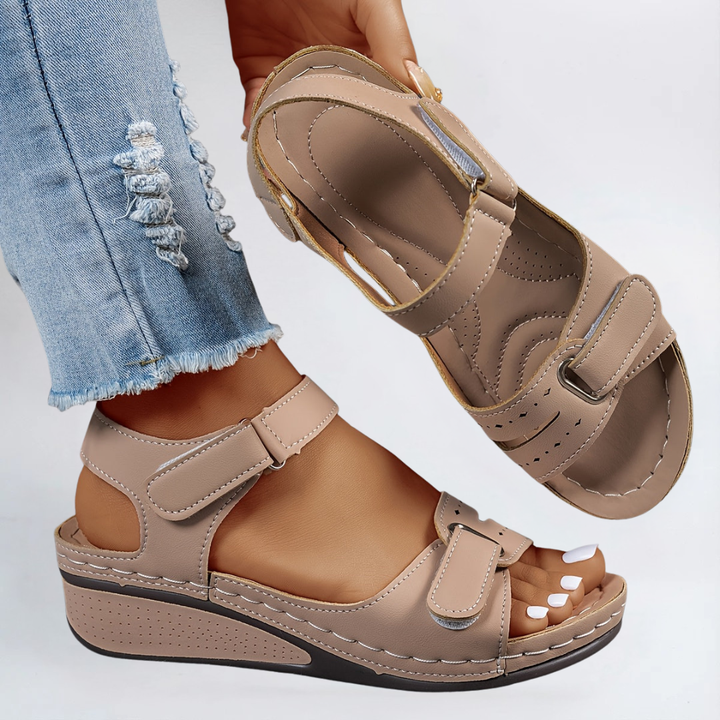 Sandalia de cuña con tiras ajustables para mujer