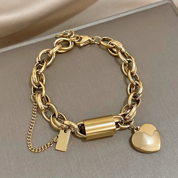Pulsera de cadena en tono dorado con un colgante de corazón