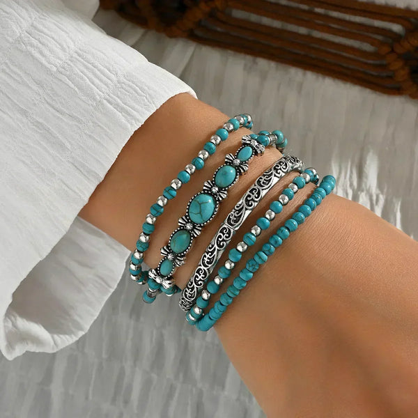 Conjunto de pulseras con cuentas en tono turquesa en la muñeca