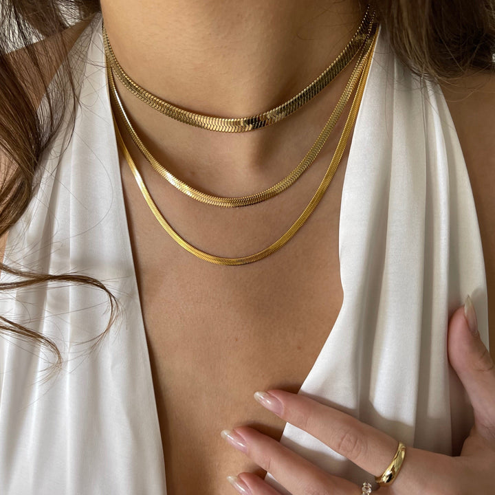 Collar con colgante de serpiente brillante