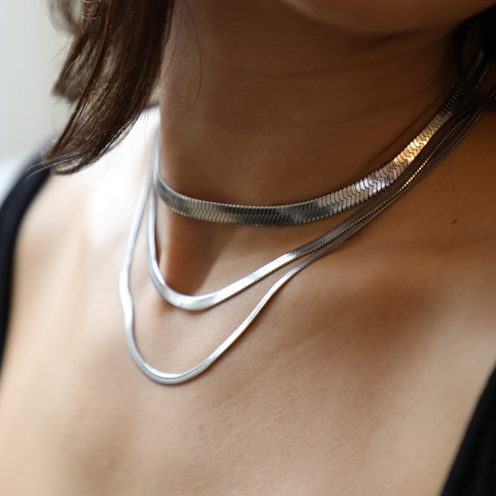 Collar con colgante de serpiente brillante