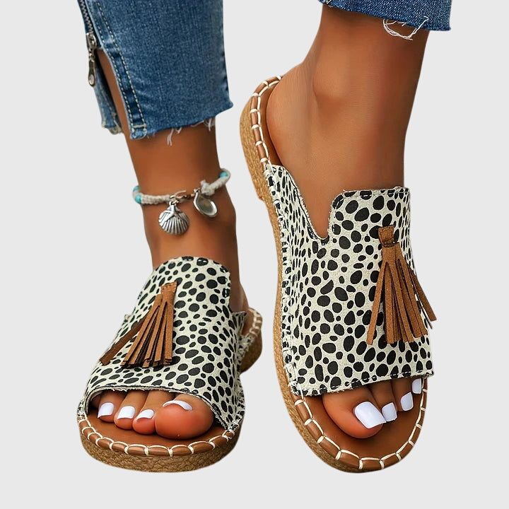 Sandalia plana estampada con flecos para mujer