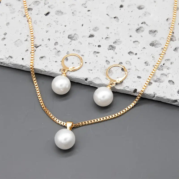 Conjunto de collar y pendientes con perlas blancas colgantes