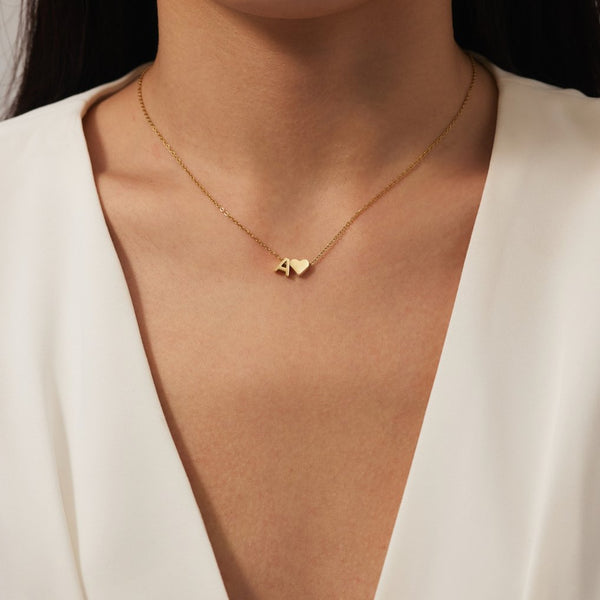 Collar fino con colgante de inicial y pequeño corazón, tono dorado