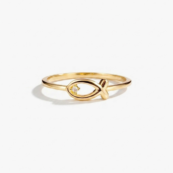 Anillo fino en acabado dorado con el símbolo del pez formado por dos trazos curvos cruzados y una piedra transparente diminuta