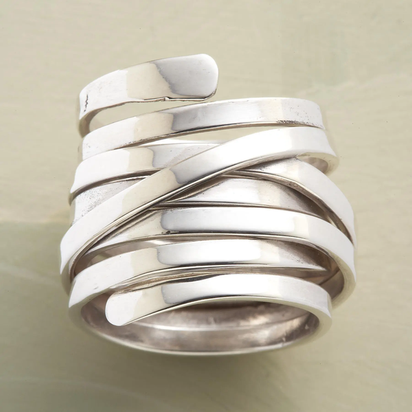 Anillo ancho envolvente en tono plateado con aire vintage en el dedo
