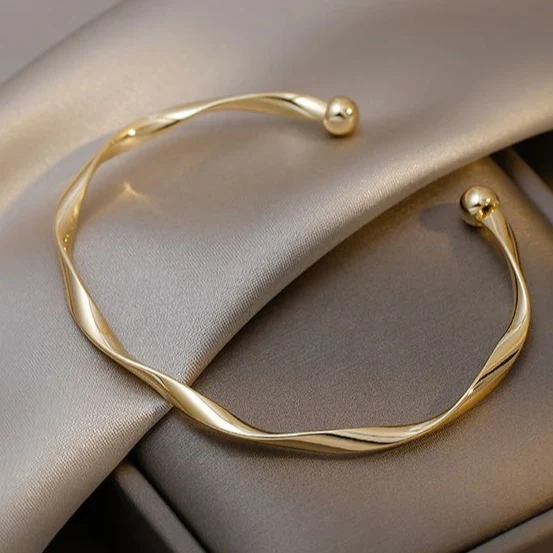 Pulsera elegante y estrecha en acabado dorado