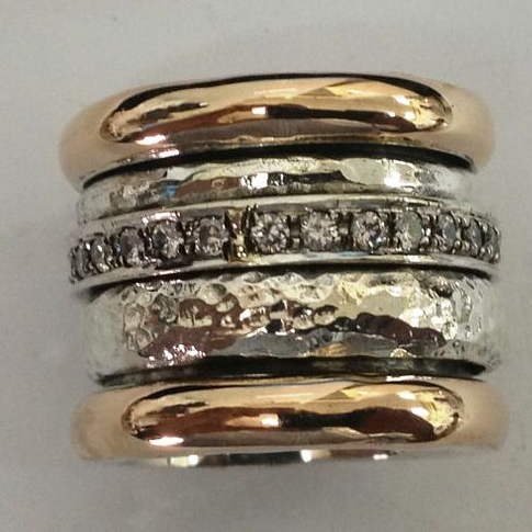Anillo ancho con efecto martillado y una hilera de cristales