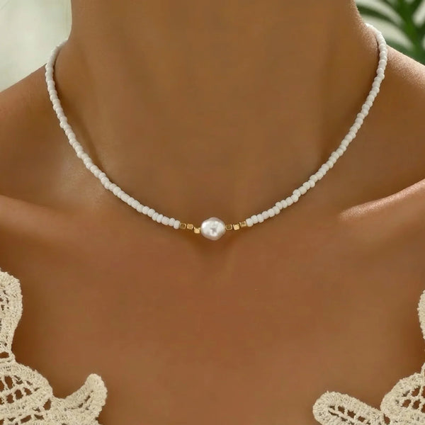 Gargantilla de perlas muy pequeñas con una perla mayor en el centro