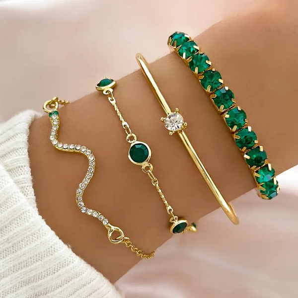 Conjunto de pulseras con piedras verdes combinadas en la muñeca