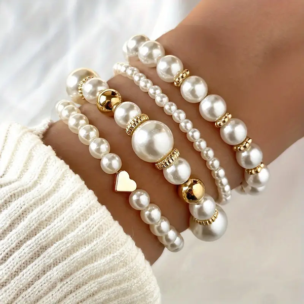 Conjunto de pulseras en aspecto perlado sobre la muñeca