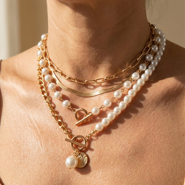 Conjunto de collares superpuestos con perlas y cadena de eslabones